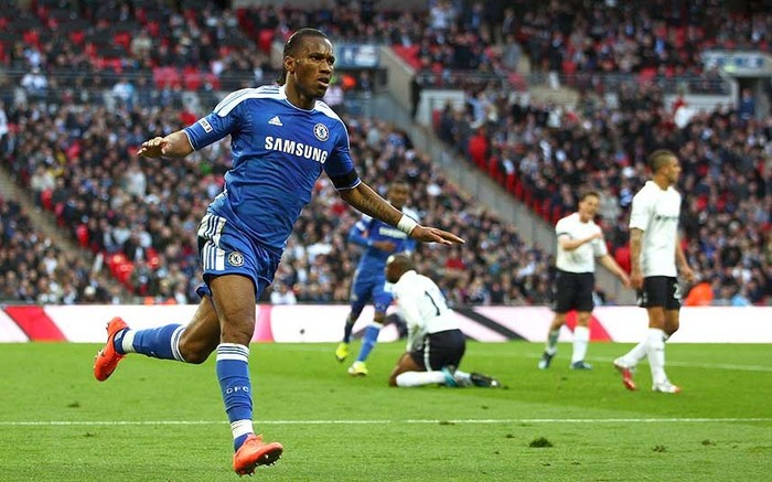 Bán kết – Tottenham 1-5 Chelsea: Cuộc chiến giữa những tòa tháp của Premier League đã được biến thành một màn hủy diệt tại Wembley, khởi đầu từ một cú xoay người dứt điểm cực kỳ dứt khoát của Didier Drogba.